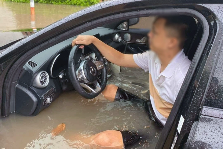 Cần phải làm gì khi xe ô tô bị ngập nước chết máy?- Ảnh 1.