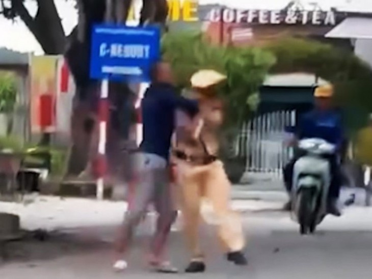 Tạm giữ đối tượng 'thông chốt', tấn công cảnh sát- Ảnh 1.