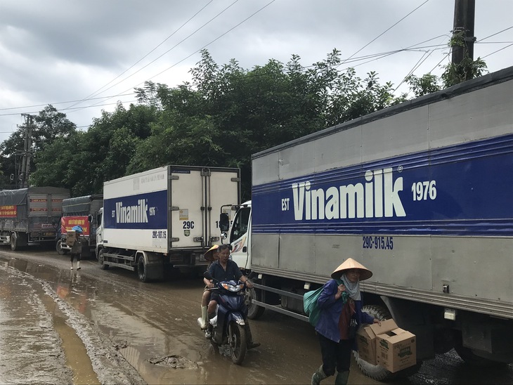 Vinamilk tiếp tục hỗ trợ người dân sau bão lũ- Ảnh 3. Vinamilk tiếp tục hỗ trợ người dân sau bão lũ- Ảnh 3.