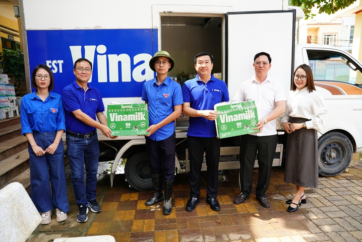 Vinamilk tiếp tục hỗ trợ người dân sau bão lũ- Ảnh 6. Vinamilk tiếp tục hỗ trợ người dân sau bão lũ- Ảnh 6.