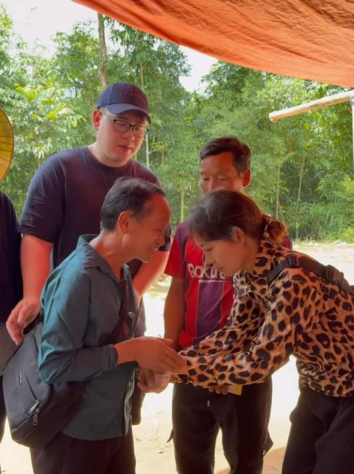 Người dân động viên ông nội của bé Thủy Vân. Ảnh: BH Người dân động viên ông nội của bé Thủy Vân. Ảnh: BH