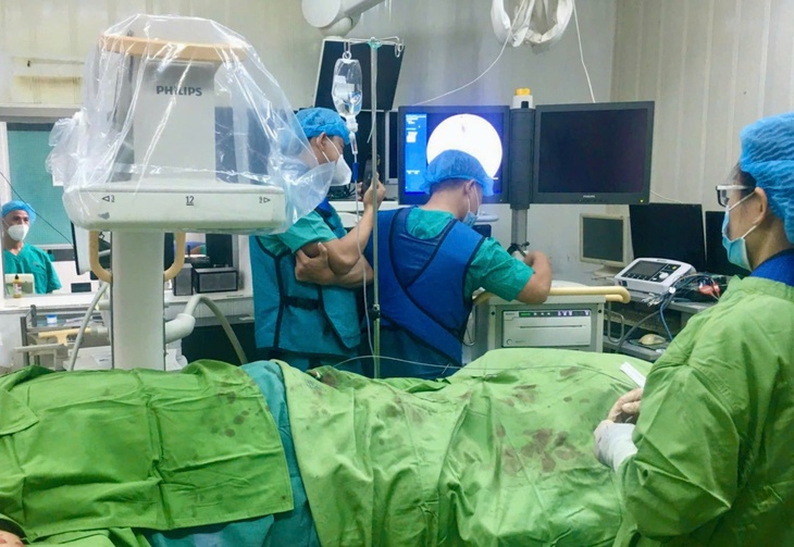 Tê chân kéo dài, nhiều người 'suýt chết' do điều trị nhầm bệnh- Ảnh 2.