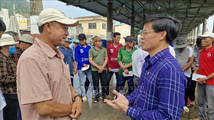 Thăm hỏi, động viên 11 ngư dân trên tàu cá bị chìm do va chạm với tàu hàng- Ảnh 1. Thăm hỏi, động viên 11 ngư dân trên tàu cá bị chìm do va chạm với tàu hàng- Ảnh 1.