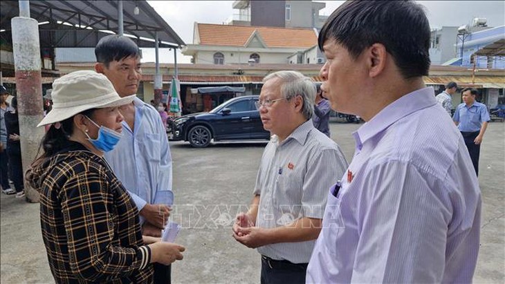 Thăm hỏi, động viên 11 ngư dân trên tàu cá bị chìm do va chạm với tàu hàng- Ảnh 2. Thăm hỏi, động viên 11 ngư dân trên tàu cá bị chìm do va chạm với tàu hàng- Ảnh 2.