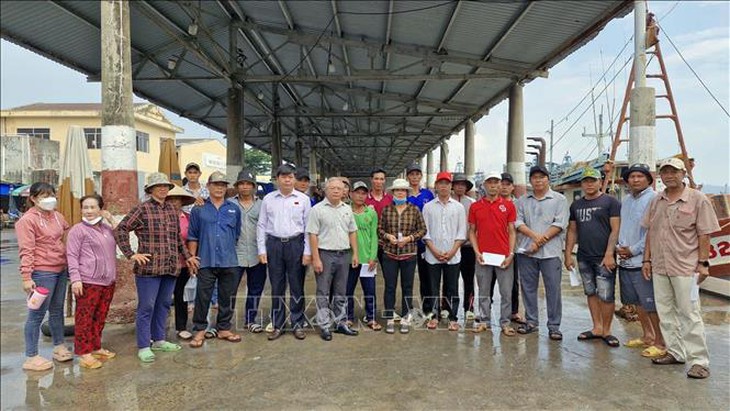 Thăm hỏi, động viên 11 ngư dân trên tàu cá bị chìm do va chạm với tàu hàng- Ảnh 3. Thăm hỏi, động viên 11 ngư dân trên tàu cá bị chìm do va chạm với tàu hàng- Ảnh 3.