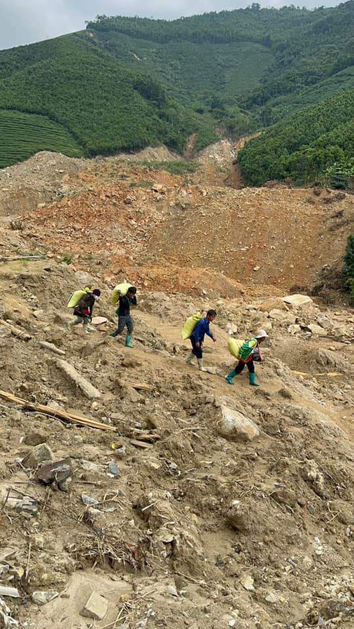 Mất cả gia đình trong trận sạt lở, bé gái nhìn về thôn Nậm Tông bật khóc: 'Con nhớ bố mẹ'- Ảnh 1. Mất cả gia đình trong trận sạt lở, bé gái nhìn về thôn Nậm Tông bật khóc: 'Con nhớ bố mẹ'- Ảnh 1.