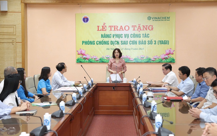 Trao tặng 5 tấn Cloramine B cho 5 địa phương khắc phục hậu quả bão lụt- Ảnh 1.