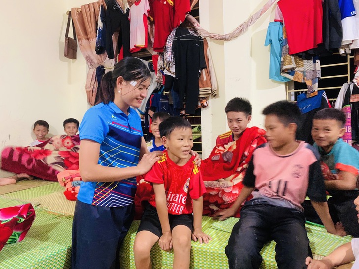 Khen thưởng cô giáo giúp hơn 200 học sinh tránh thảm họa sạt lở đất- Ảnh 2.