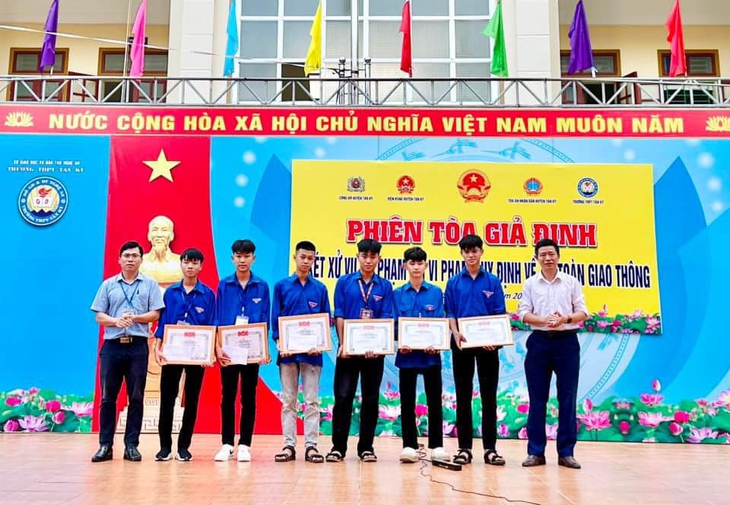 Nghệ An: Tuyên dương nhóm học sinh cứu người trong mưa lũ- Ảnh 1. Nghệ An: Tuyên dương nhóm học sinh cứu người trong mưa lũ- Ảnh 1.
