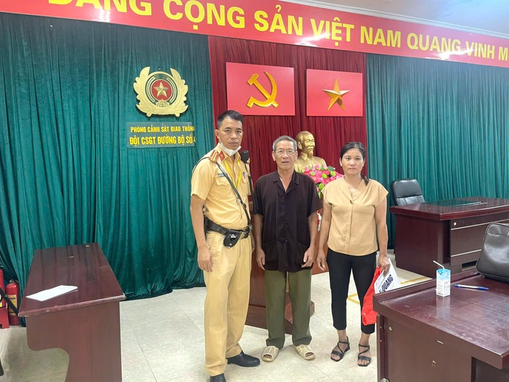 Cụ ông có tiểu sử bệnh thần kinh bị lạc được hỗ trợ về với gia đình- Ảnh 2. Cụ ông có tiểu sử bệnh thần kinh bị lạc được hỗ trợ về với gia đình- Ảnh 2.