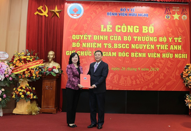 Bộ trưởng Đào Hồng Lan trao quyết định bổ nhiệm Giám đốc Bệnh viện Hữu Nghị- Ảnh 1. Bộ trưởng Đào Hồng Lan trao quyết định bổ nhiệm Giám đốc Bệnh viện Hữu Nghị- Ảnh 1.