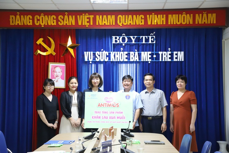 Tặng khăn lau xua muỗi phòng sốt xuất huyết cho người dân vùng lũ- Ảnh 2. Tặng khăn lau xua muỗi phòng sốt xuất huyết cho người dân vùng lũ- Ảnh 2.