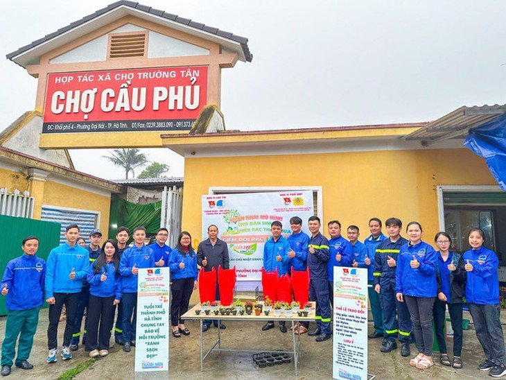 Độc đáo mô hình đi chợ "Đổi rác lấy quà" ở Hà Tĩnh- Ảnh 1.