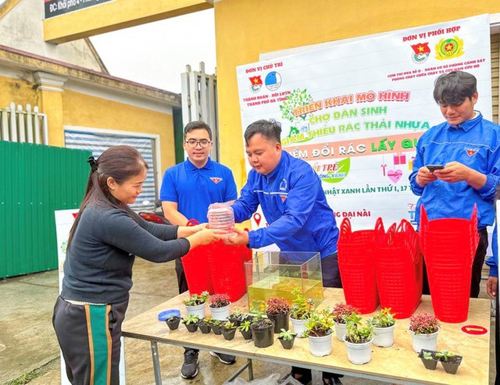 Độc đáo mô hình đi chợ "Đổi rác lấy quà" ở Hà Tĩnh- Ảnh 7.