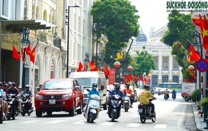 Phố phường rực rỡ cờ hoa mừng 70 năm ngày Giải phóng Thủ đô - Ảnh 1.