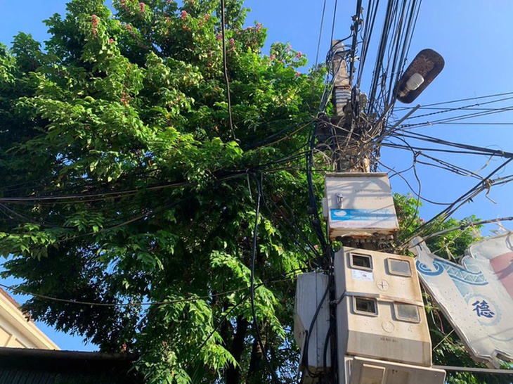 Hai vợ chồng bị điện giật thương vong khi hái khế- Ảnh 1. Hai vợ chồng bị điện giật thương vong khi hái khế- Ảnh 1.
