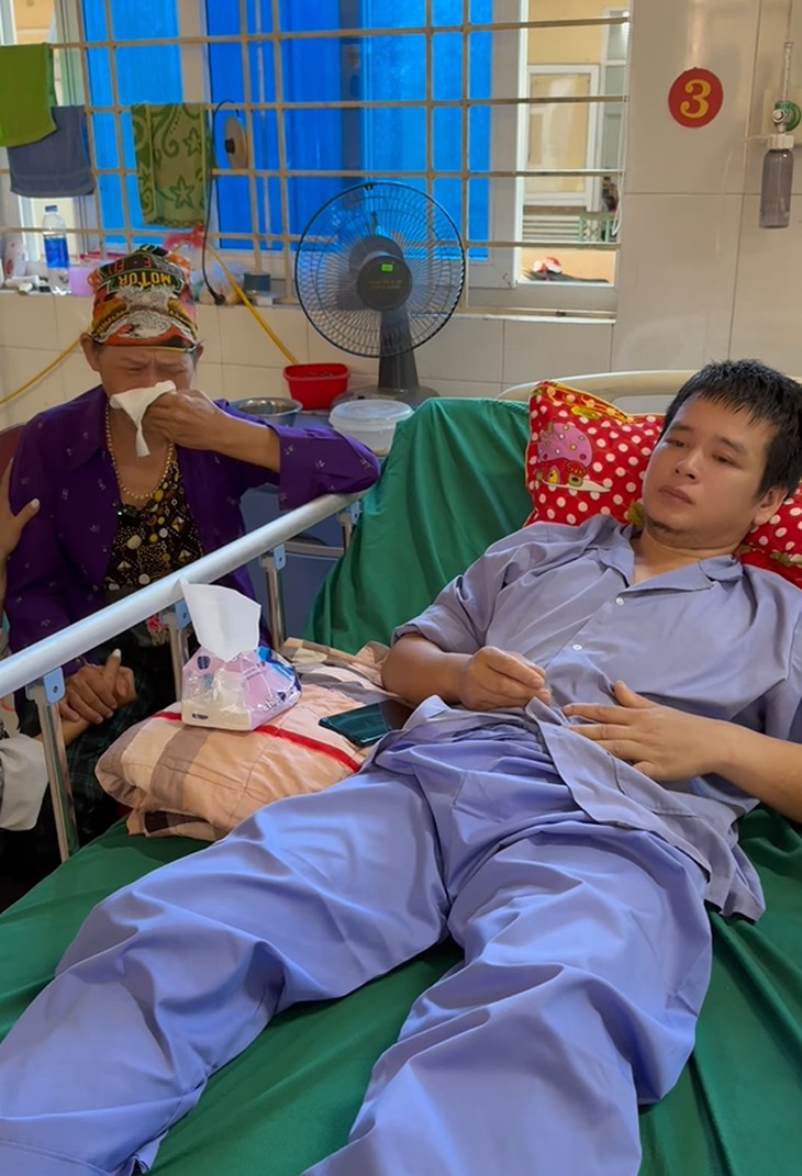 Mẹ vợ anh Nhầm nức nở khi thấy con rể bị thương nặng phải điều trị lâu dài. Ảnh: BH