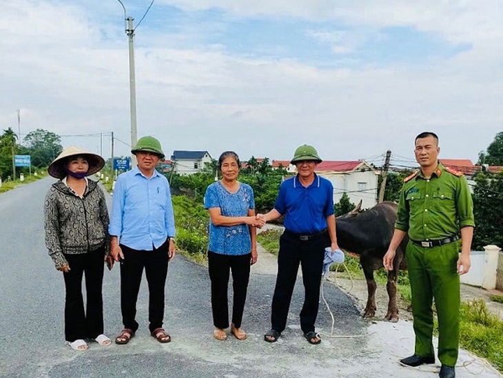‘Đầu cơ nghiệp’ bị lũ cuốn trôi từ Phú Thọ về Hà Nội, người nuôi trâu xúc động vì được nhận lại- Ảnh 1.
