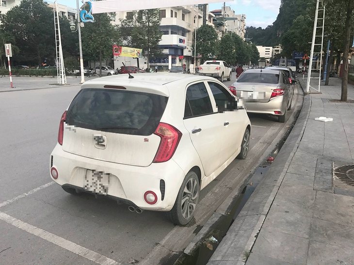 14 vị trí ô tô không được dừng, đỗ dù không có biển cấm, lái xe nên biết- Ảnh 1. 14 vị trí ô tô không được dừng, đỗ dù không có biển cấm, lái xe nên biết- Ảnh 1.