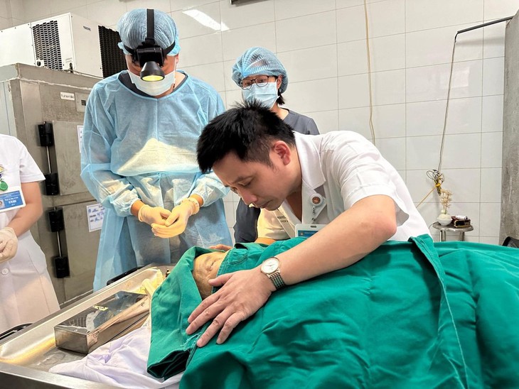 Bác sĩ bật khóc ôm mẹ lần cuối khi thực hiện xong di nguyện hiến giác mạc của bà - Ảnh 1. Bác sĩ bật khóc ôm mẹ lần cuối khi thực hiện xong di nguyện hiến giác mạc của bà - Ảnh 1.
