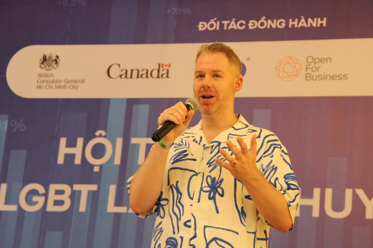 Ông Matt Horwood – Giám đốc Truyền thông Open For Business trình bày báo cáo nghiên cứu. Ảnh: Xuân Dự