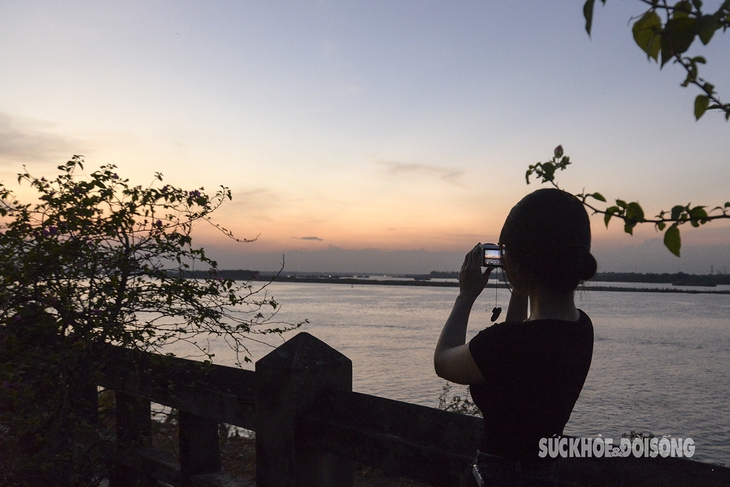 Ngắm hoàng hôn buông xuống tuyệt đẹp trên sông Hồng- Ảnh 1. Ngắm hoàng hôn buông xuống tuyệt đẹp trên sông Hồng- Ảnh 1.
