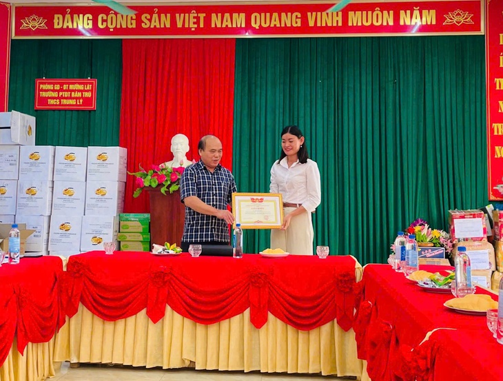 Khen thưởng cô giáo giúp hơn 200 học sinh tránh thảm họa sạt lở đất- Ảnh 1.