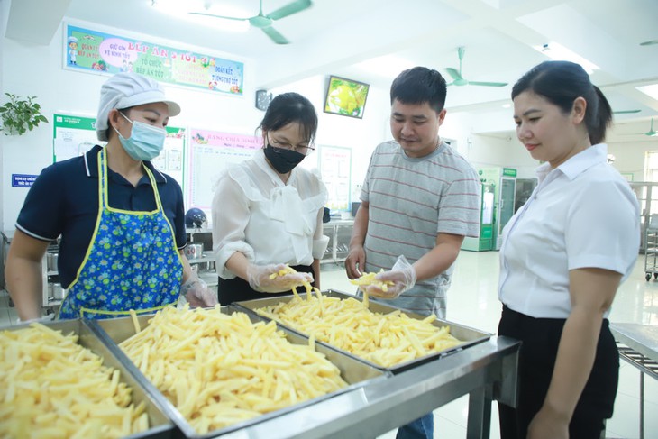 Tăng vai trò giám sát của phụ huynh với bữa ăn bán trú- Ảnh 1.
