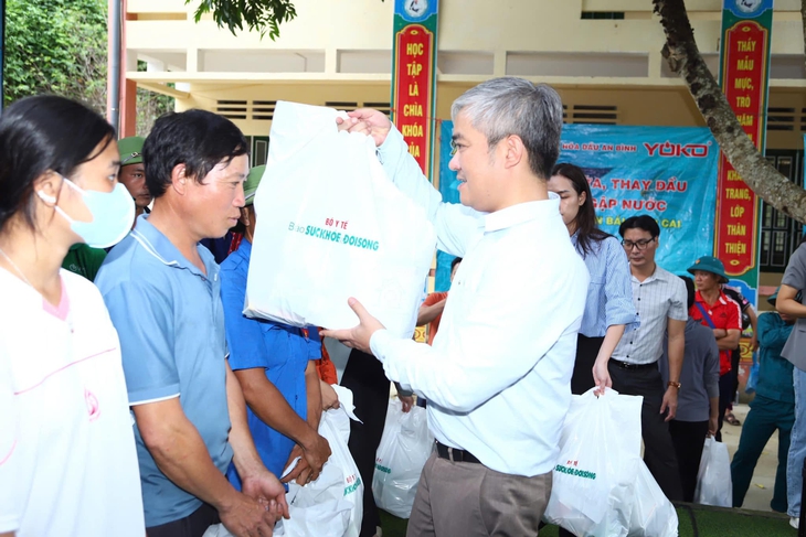 Đứng dậy sau giông bão (3): Triệu trái tim cùng nhịp đập- Ảnh 12. Đứng dậy sau giông bão (3): Triệu trái tim cùng nhịp đập- Ảnh 12.