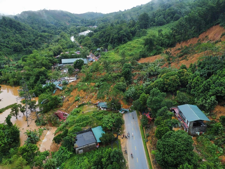 Sạt lở vùi lấp nhiều nhà dân ở Hà Giang- Ảnh 1.