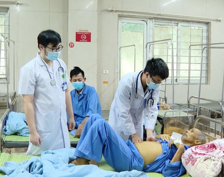 Ngành Y tế Ninh Bình thực hiện nhiều giải pháp đáp ứng nhu cầu chăm sóc, bảo vệ và nâng cao sức khỏe nhân dân- Ảnh 1.