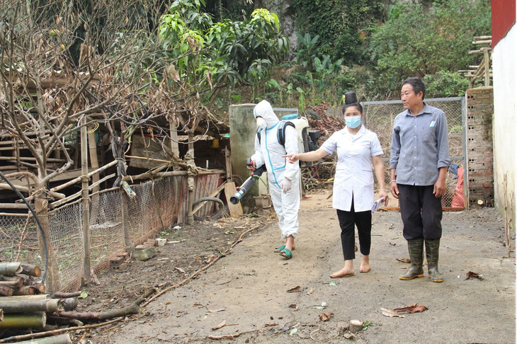Vệ sinh môi trường sau bão lũ giúp người dân nhanh chóng ổn định cuộc sống- Ảnh 1. Vệ sinh môi trường sau bão lũ giúp người dân nhanh chóng ổn định cuộc sống- Ảnh 1.