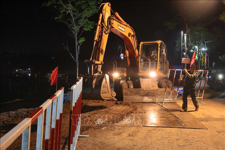 Từ 6 giờ ngày 30/9, thông xe cầu phao Phong Châu- Ảnh 2.