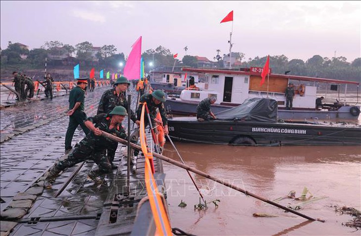Từ 6 giờ ngày 30/9, thông xe cầu phao Phong Châu- Ảnh 7.