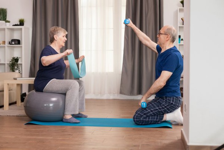 10 cách tập thể dục tại nhà cho người cao tuổi nâng cao sức khỏe (năm