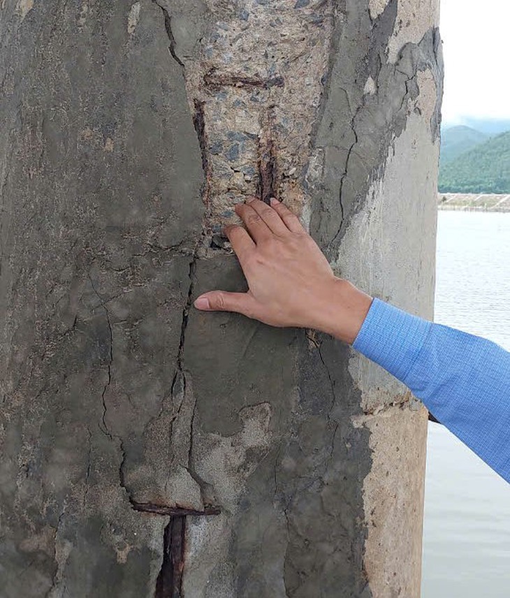Đảm bảo an toàn cho người dân lưu thông qua cây cầu có nguy cơ đổ sập- Ảnh 4. Đảm bảo an toàn cho người dân lưu thông qua cây cầu có nguy cơ đổ sập- Ảnh 4.