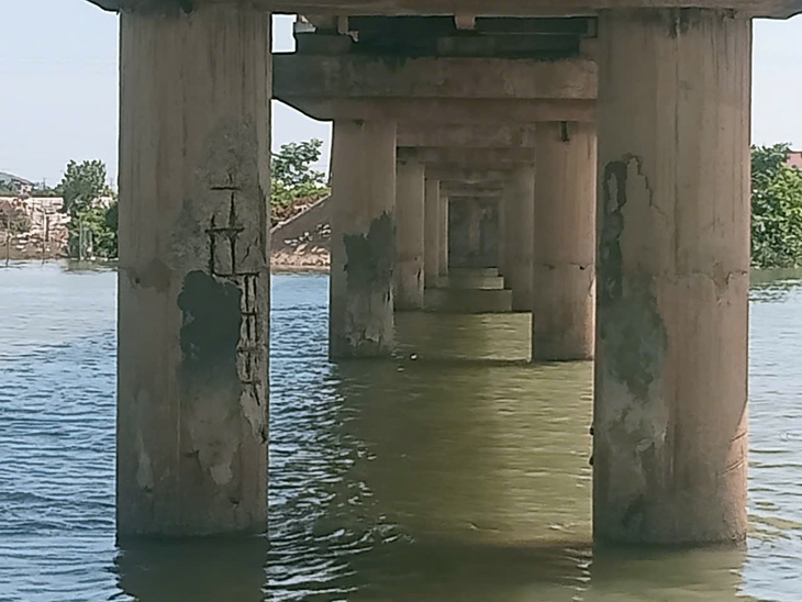 Đảm bảo an toàn cho người dân lưu thông qua cây cầu có nguy cơ đổ sập- Ảnh 3. Đảm bảo an toàn cho người dân lưu thông qua cây cầu có nguy cơ đổ sập- Ảnh 3.