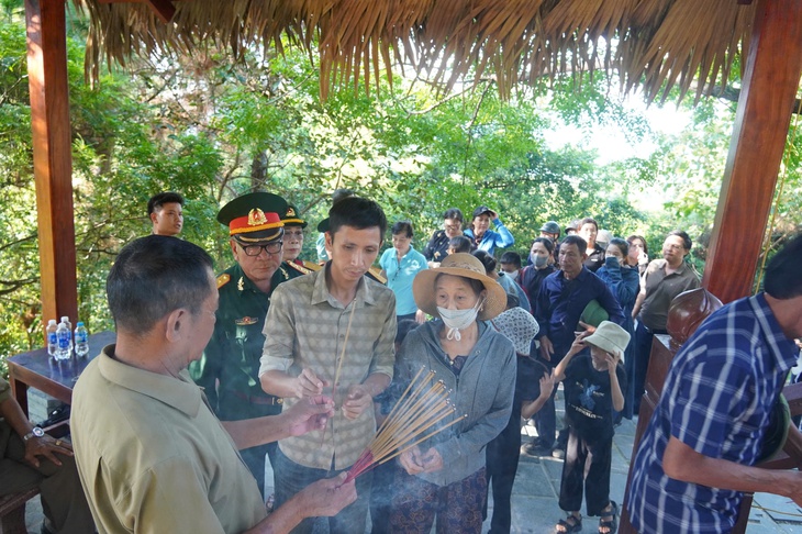 Người dân dâng hương tiễn biệt Phu nhân Đại tướng Võ Nguyên Giáp- Ảnh 3. Người dân dâng hương tiễn biệt Phu nhân Đại tướng Võ Nguyên Giáp- Ảnh 3.
