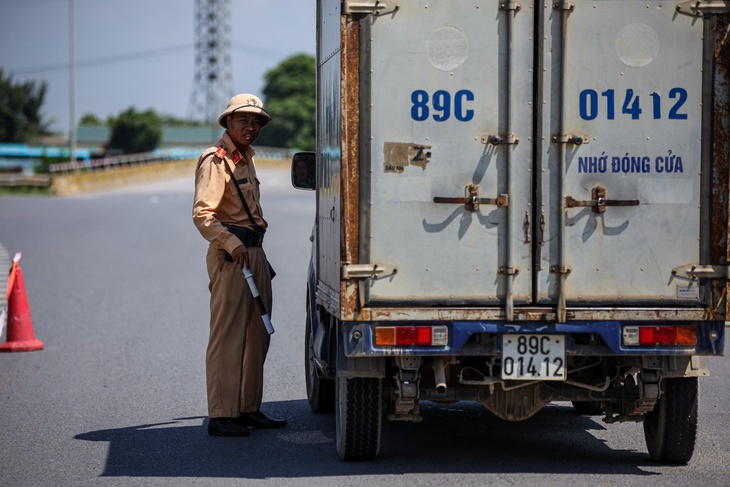 Tài xế xe tải không được lái xe liên tục quá 4 tiếng, nếu đủ thời gian mà tắc đường có bị phạt không?- Ảnh 2. Tài xế xe tải không được lái xe liên tục quá 4 tiếng, nếu đủ thời gian mà tắc đường có bị phạt không?- Ảnh 2.