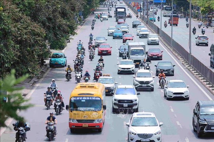 Người dân 'tay xách, nách mang' trở lại sau kỳ nghỉ lễ, các cửa ngõ Thủ đô đang dần ùn tắc- Ảnh 1. Người dân 'tay xách, nách mang' trở lại sau kỳ nghỉ lễ, các cửa ngõ Thủ đô đang dần ùn tắc- Ảnh 1.