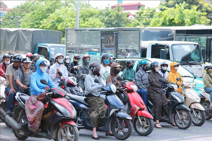 Người dân 'tay xách, nách mang' trở lại sau kỳ nghỉ lễ, các cửa ngõ Thủ đô đang dần ùn tắc- Ảnh 8. Người dân 'tay xách, nách mang' trở lại sau kỳ nghỉ lễ, các cửa ngõ Thủ đô đang dần ùn tắc- Ảnh 8.