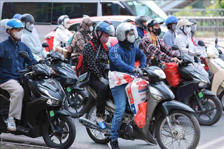 Người dân 'tay xách, nách mang' trở lại sau kỳ nghỉ lễ, các cửa ngõ Thủ đô đang dần ùn tắc- Ảnh 7. Người dân 'tay xách, nách mang' trở lại sau kỳ nghỉ lễ, các cửa ngõ Thủ đô đang dần ùn tắc- Ảnh 7.