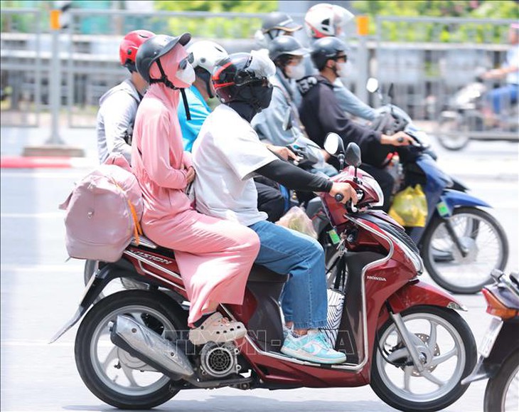 Người dân 'tay xách, nách mang' trở lại sau kỳ nghỉ lễ, các cửa ngõ Thủ đô đang dần ùn tắc- Ảnh 4. Người dân 'tay xách, nách mang' trở lại sau kỳ nghỉ lễ, các cửa ngõ Thủ đô đang dần ùn tắc- Ảnh 4.