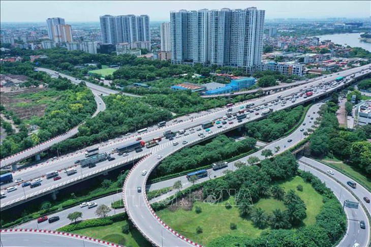 Người dân 'tay xách, nách mang' trở lại sau kỳ nghỉ lễ, các cửa ngõ Thủ đô đang dần ùn tắc- Ảnh 2. Người dân 'tay xách, nách mang' trở lại sau kỳ nghỉ lễ, các cửa ngõ Thủ đô đang dần ùn tắc- Ảnh 2.