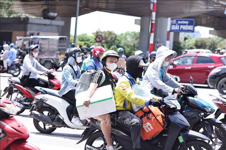 Người dân 'tay xách, nách mang' trở lại sau kỳ nghỉ lễ, các cửa ngõ Thủ đô đang dần ùn tắc- Ảnh 5. Người dân 'tay xách, nách mang' trở lại sau kỳ nghỉ lễ, các cửa ngõ Thủ đô đang dần ùn tắc- Ảnh 5.