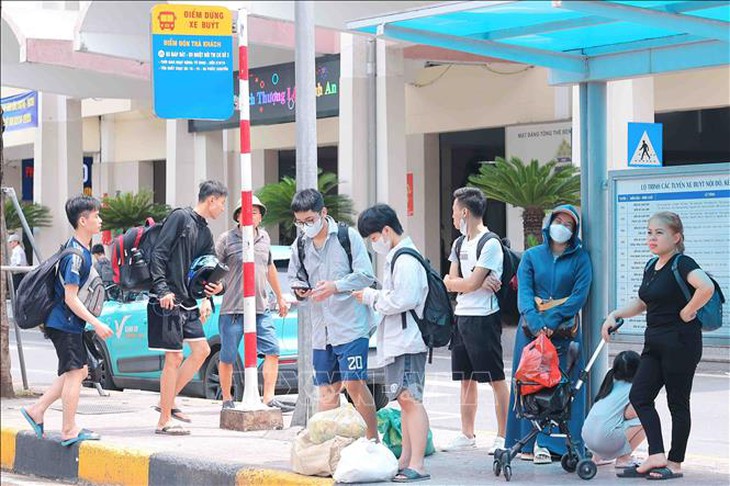 Người dân 'tay xách, nách mang' trở lại sau kỳ nghỉ lễ, các cửa ngõ Thủ đô đang dần ùn tắc- Ảnh 9. Người dân 'tay xách, nách mang' trở lại sau kỳ nghỉ lễ, các cửa ngõ Thủ đô đang dần ùn tắc- Ảnh 9.