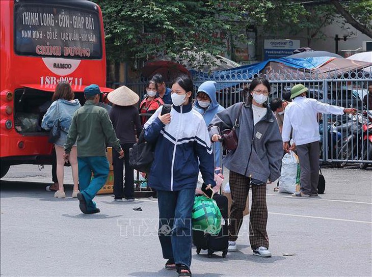 Người dân 'tay xách, nách mang' trở lại sau kỳ nghỉ lễ, các cửa ngõ Thủ đô đang dần ùn tắc- Ảnh 10. Người dân 'tay xách, nách mang' trở lại sau kỳ nghỉ lễ, các cửa ngõ Thủ đô đang dần ùn tắc- Ảnh 10.