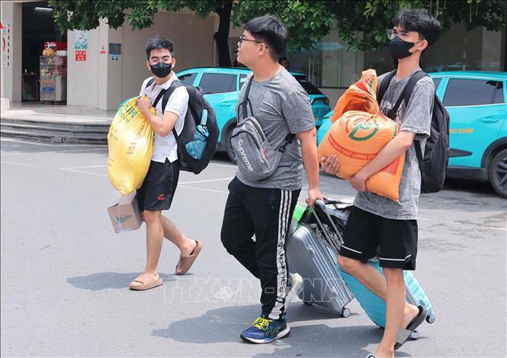 Người dân 'tay xách, nách mang' trở lại sau kỳ nghỉ lễ, các cửa ngõ Thủ đô đang dần ùn tắc- Ảnh 11. Người dân 'tay xách, nách mang' trở lại sau kỳ nghỉ lễ, các cửa ngõ Thủ đô đang dần ùn tắc- Ảnh 11.