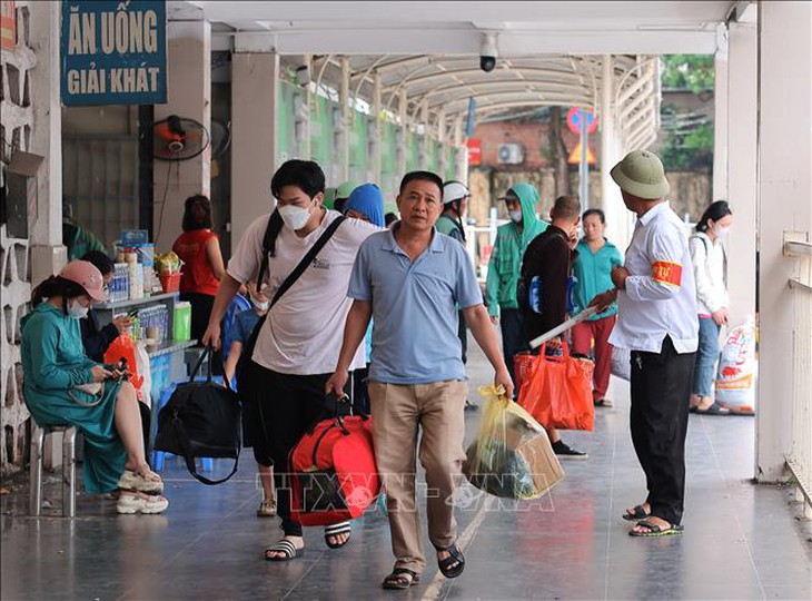 Người dân 'tay xách, nách mang' trở lại sau kỳ nghỉ lễ, các cửa ngõ Thủ đô đang dần ùn tắc- Ảnh 12. Người dân 'tay xách, nách mang' trở lại sau kỳ nghỉ lễ, các cửa ngõ Thủ đô đang dần ùn tắc- Ảnh 12.