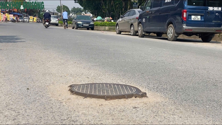 Kinh hoàng con đường hàng loạt hố ga 'bẫy' người đi đường - Ảnh 5. Kinh hoàng con đường hàng loạt hố ga 'bẫy' người đi đường - Ảnh 5.